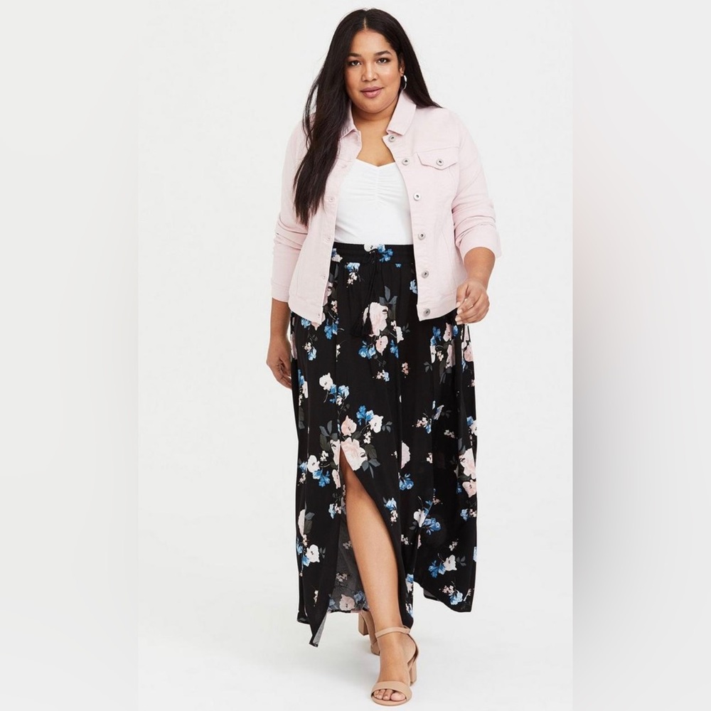 TORRID Floral Midi Skirt Size 1X Black Smocked Waist W/Tie Front Split Unlined